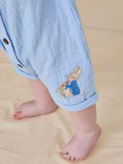 Barboteuse JoJo Maman Bébé Peter Rabbit™ en étamine boutonnée sur le devant 100% coton