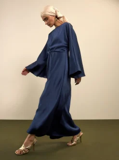 Bleu marine - Robe longue en satin à manches longues torsadée sur le devant