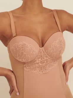 Caramel Nude - Combinaison gainante en dentelle à bonnets