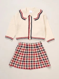 Cardigan Miss True Knit blanc avec jupe à carreaux