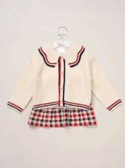 Cardigan Miss True Knit blanc avec jupe à carreaux