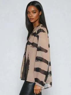 Chemise Religion Carolina avec col volanté à rayures abstraites