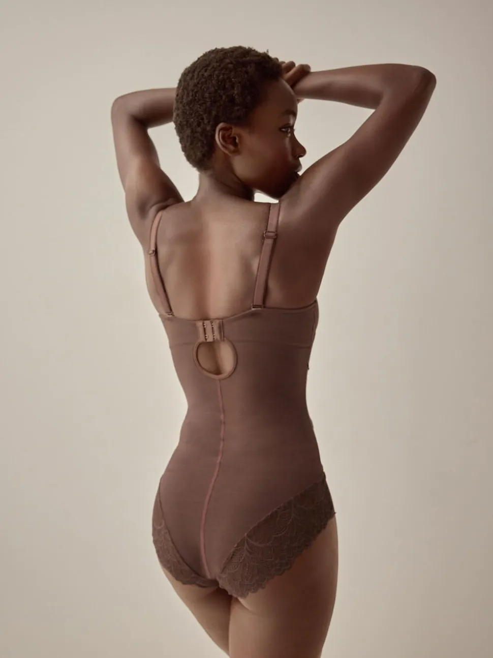 Chocolat Nude - Corps en dentelle légèrement rembourré avec contrôle du ventre ferme DD+