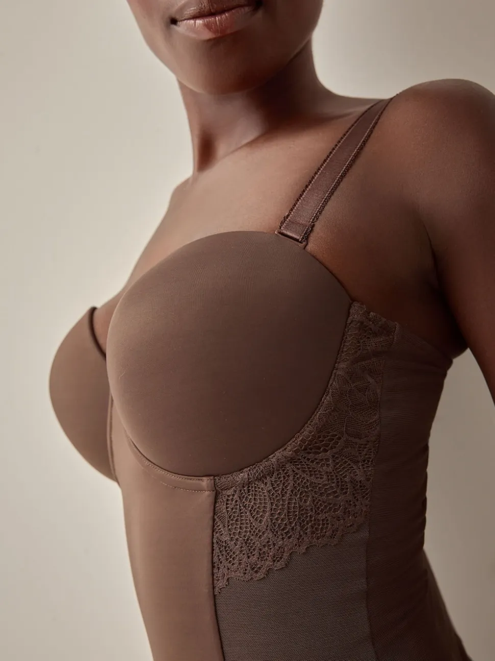 Chocolat Nude - Corps en dentelle légèrement rembourré avec contrôle du ventre ferme DD+