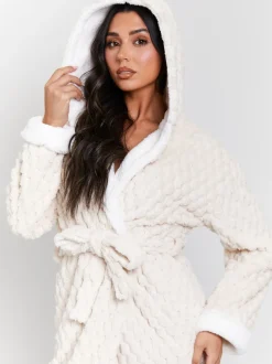 Crème - Robe de chambre Loungeable maxi à capuche en polaire de luxe géométrique
