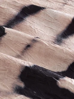 Écru imprimé zèbre - Jupe mi-longue asymétrique en satin effet froissé