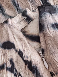 Écru imprimé zèbre - Jupe mi-longue asymétrique en satin effet froissé