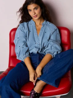 Cœur Bleu bleu marine - Chemisier en denim à manche bouffante et col en V brodé cœur