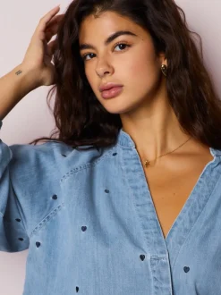 Cœur Bleu bleu marine - Chemisier en denim à manche bouffante et col en V brodé cœur