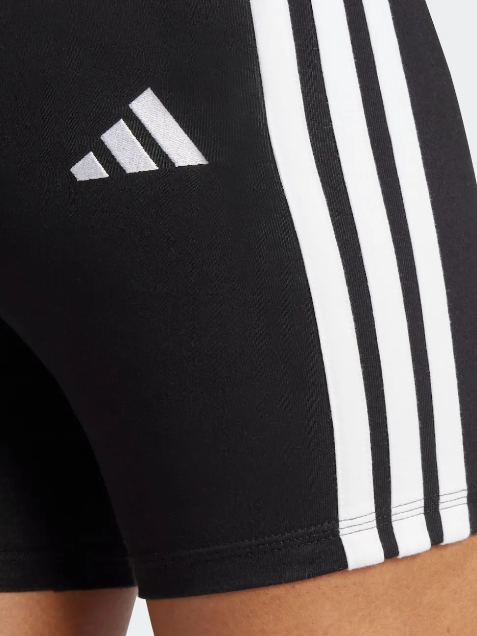 Cycliste adidas à 3 bandes
