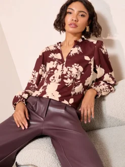 Fleurs de Bourgogne - Chemisier Friends Like These manches longues à col en V boutonné sur le devant