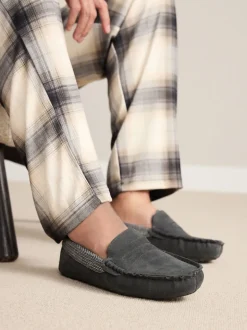 Gris - Chaussons mocassins Signature en daim avec bordure en tissu