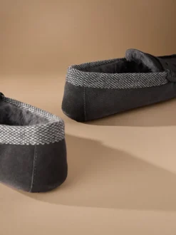 Gris - Chaussons mocassins Signature en daim avec bordure en tissu