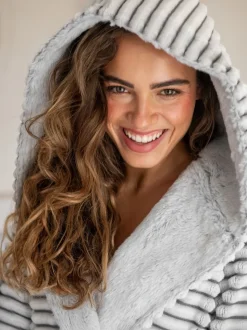 Gris - Pour Moi Robe de chambre cosy en polaire côtelée Mi-long À capuche