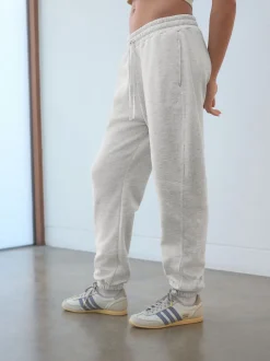 Gris - soi-même. Jogging à poignets