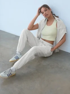 Gris - soi-même. Jogging à poignets