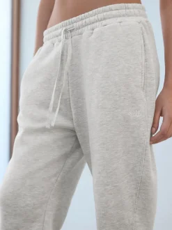 Gris - soi-même. Jogging à poignets