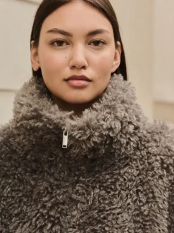 Gris - Veste zippée à col cheminée en fausse fourrure