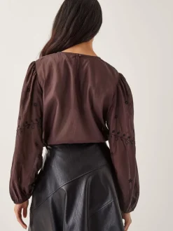 Haut Monsoon Isabelle fleuri avec ornements