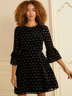 Love & Roses Robe Court Tissu dévoré à manches flûte