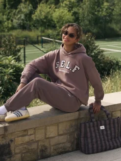 Marron - soi-même. Jogging à poignets