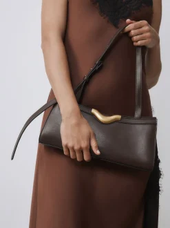 Marron chocolat - sac bandoulière avec détails de quincaillerie