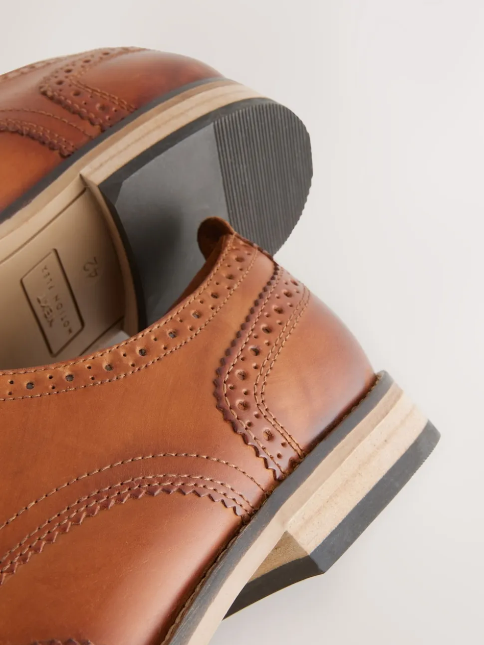 Marron fauve - Coupe large - Chaussures Brogue en cuir à semelle contrastante