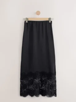 Noir - Jupe mi-longue en satin bordée de dentelle