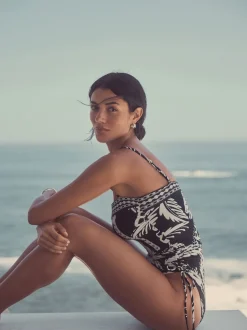 Noir/Crème Palmier - Maillot de bain Bandeau gainant à jambes froncées