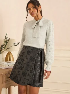 Noires à fleurs brodées - Love & Roses Jupes portefeuille en similicuir