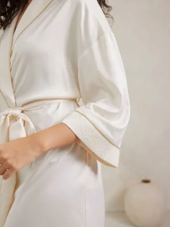 Peignoir Chelsea Peers en satin bordé de dentelle