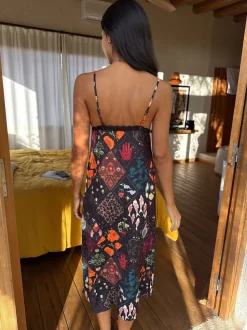 Peignoirs en satin Gamme longue Never Fully Dressed