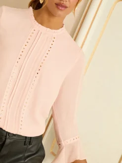 Rose blush cœur - Love & Roses chemisier à manches flûte avec détail matériel