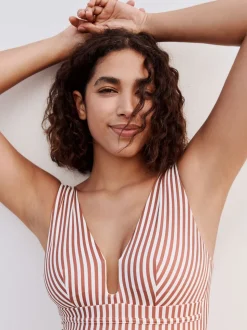 Rose/blanc rayé - Maillot de bain plongeant et galbant avec contrôle du ventre