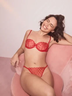 Rouge - String brodé cœur en Suisse haut de gamme