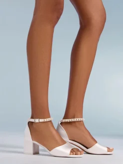 Sandales de mariée Friends Like These en satin à chaussures à talons bas et lanières de perles