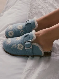 Shabby Chic by Rachel Ashwell® bleu chaussons mules brodées avec semelle plantaire en fourrure