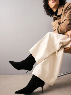 Suede noire - Bottes fines à talons et bout pointu