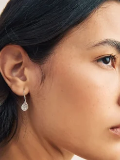 Tonalité argentée - Boucles d’oreilles gouttes pétales scintillantes