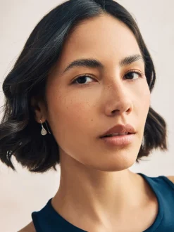 Tonalité argentée - Boucles d’oreilles gouttes pétales scintillantes