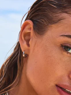 Tonalité argentée - Boucles d'oreilles Huggie en acier inoxydable