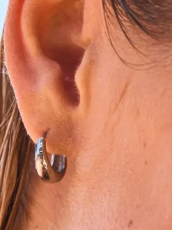 Tonalité argentée - Boucles d'oreilles Huggie en acier inoxydable