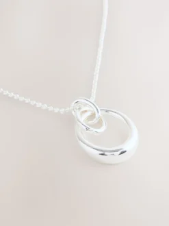 Tonalité argentée - Collier à pendentif cercle entrelacé
