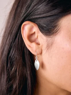 Tonalité argentée - Pendants d'oreilles pétales