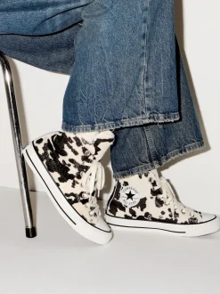 Vache marron - Converse Baskets Chuck Taylor en daim sur l’ensemble