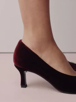 Velours rouge - Chaussures à talons pointus Forever Comfort avec bijoux