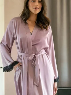Violet - Robe de chambre Pour Moi Dusk en satin et dentelle à manches kimono