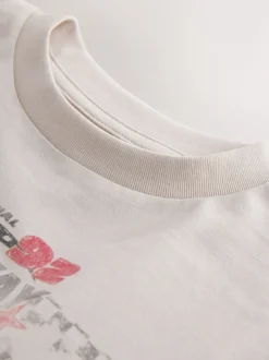 Voiture de course Beige Sable - T-shirt imprimé graphique à manches courtes coupe régulière (3-16ans)